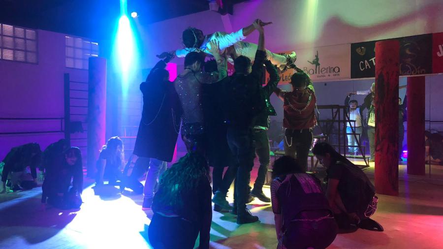 Pandemia no frena teatro, convierten salón de clases en escenario