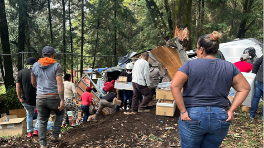 Roba víveres destinados a Acapulco tras volcadura de camioneta