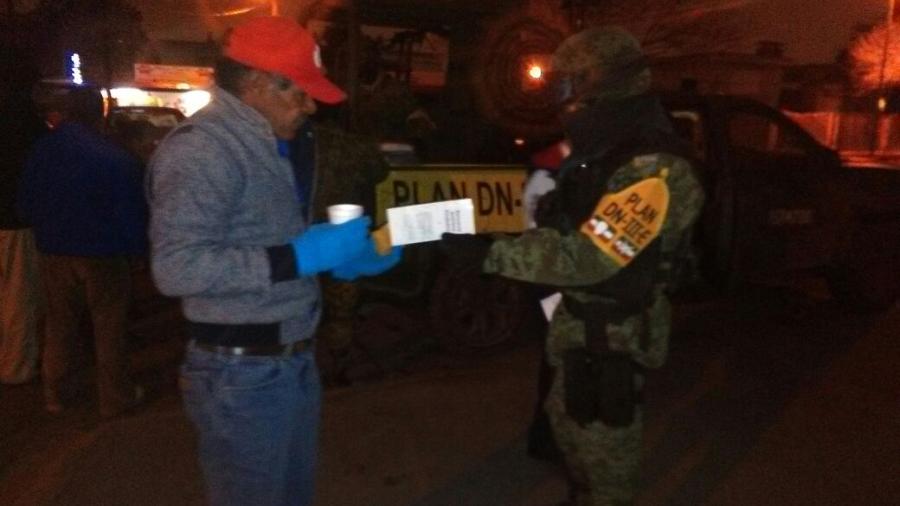 Efectivos de la SEDENA disparan caf&eacute; y pan