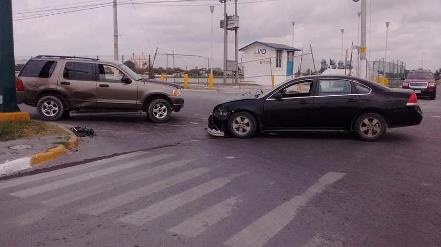 Colisionan vehículos por exceso de velocidad 