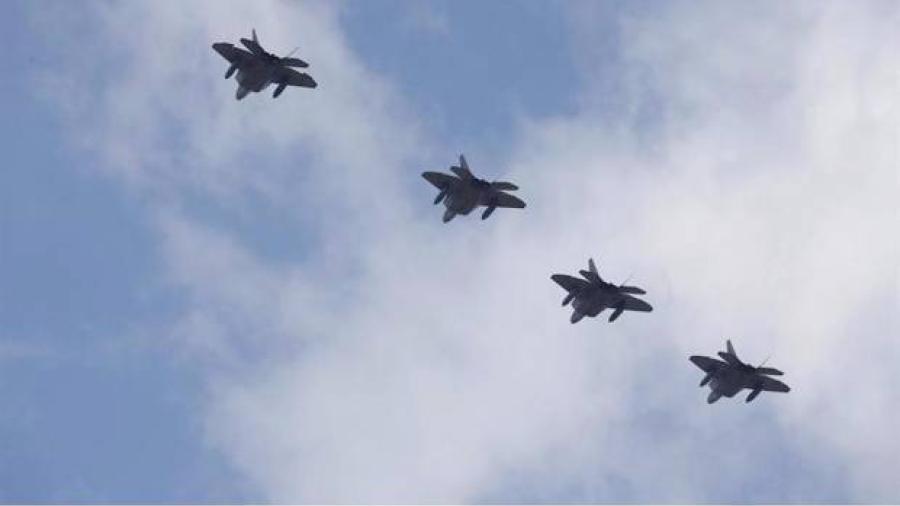 EU exhibe músculo militar con vuelo de bombarderos y cazas