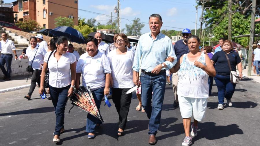 Entrega Chucho Nader nuevas obras de pavimentación