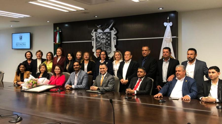 Con medalla al mérito reconocen a Doctora Magín Pereda