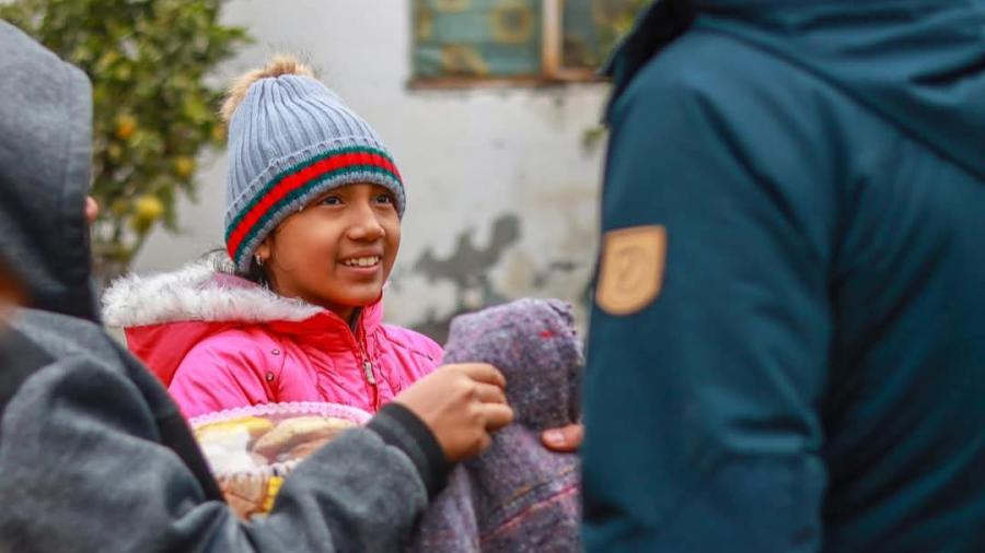A pesar del frío atenazante reciben familias a Carlos Peña Ortiz