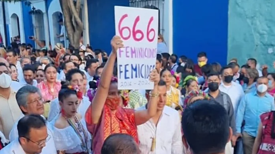 "666 feminicidios" Mujer protesta frente a Gobernador de Oaxaca durante festejos de la Guelaguetza