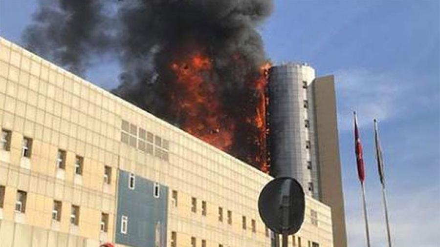 Incendio aparatoso se registra en hospital de Estambul
