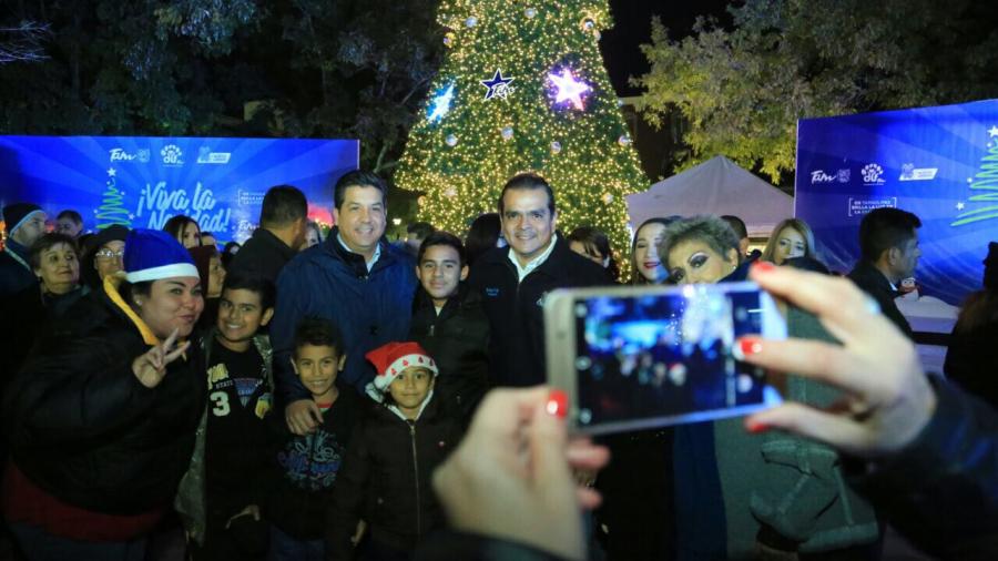 Realizan encendido de pino navideño alcalde y gobernador