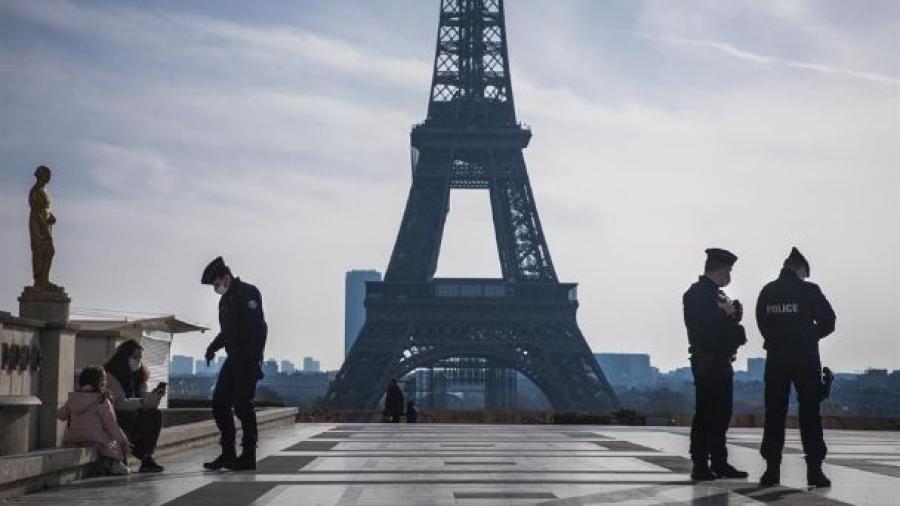 Francia amplía cuarentena a viajeros de siete países