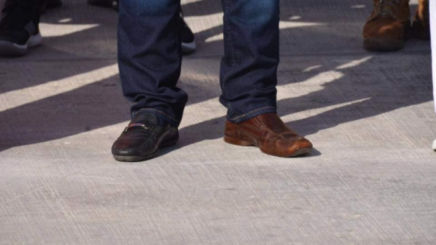Funcionario en Campeche asiste a evento oficial con zapatos diferentes
