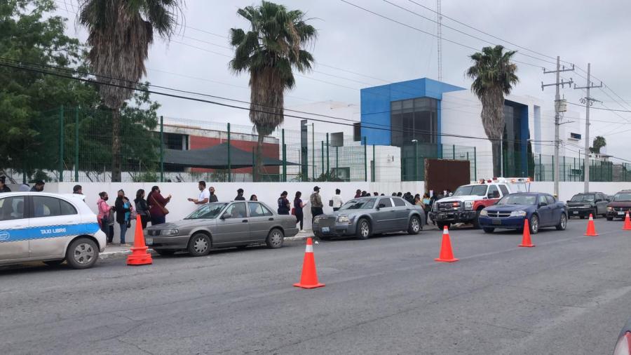 Padres de familia forman largas filas por beca estatal "Avanza"