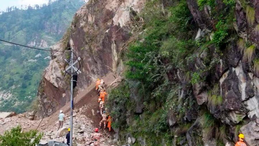 Al menos 10 muertos tras deslizamiento de tierra en la India