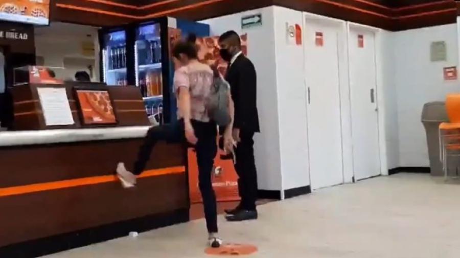 Mujer sin cubrebocas enloquece en pizzería y la apodan Lady Pizza