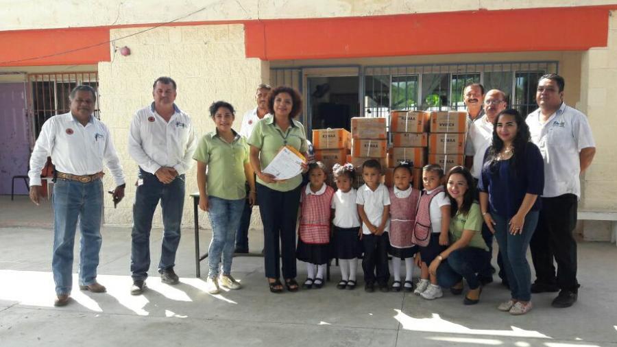 Entregan apoyo a escuelas dañadas por lluvias