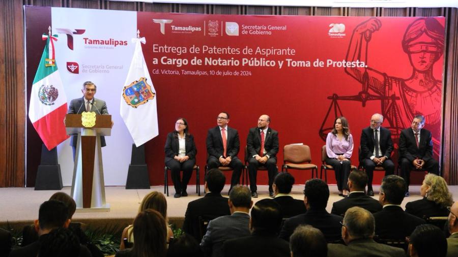 Entrega Américo patentes de aspirante a notarios públicos