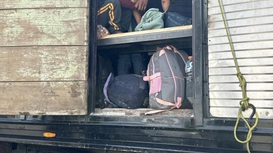 Encuentran a 130 migrantes en un camión de carga en Veracruz