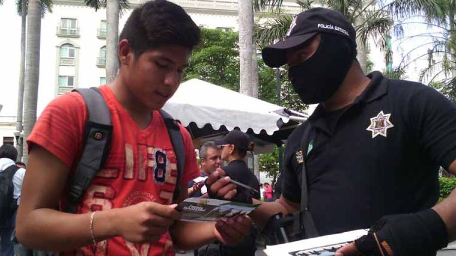 Reparten volantes para reclutar policías