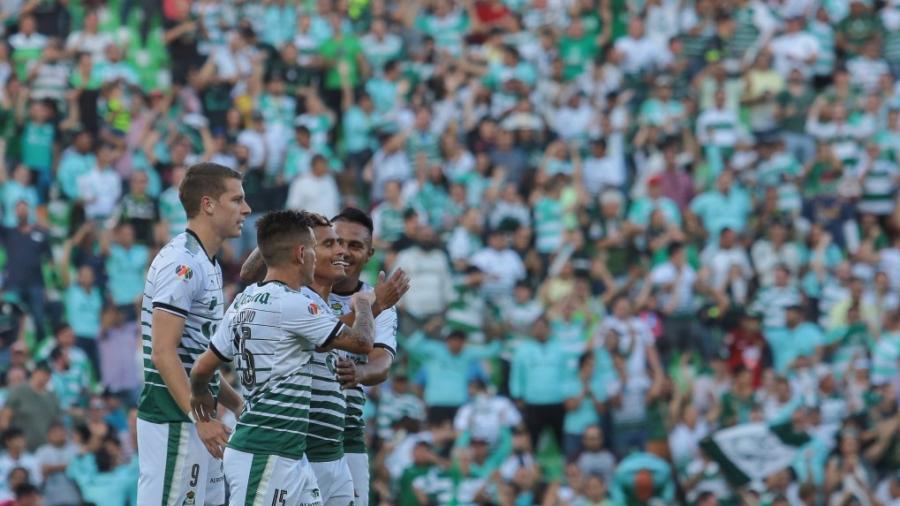 Santos golea al América y acaricia la final de Liga