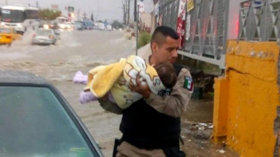 Tras fuertes lluvias, policía rescata a bebé
