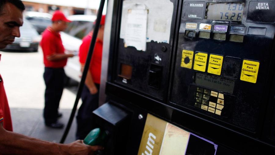 Escasez de gasolina agobia a venezolanos y PDVSA lo atribuye a sanciones