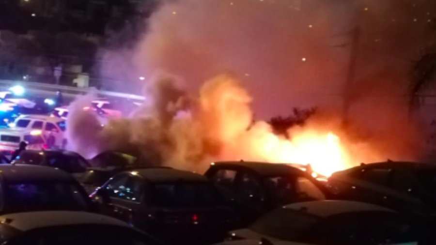 Se incendian autos en estacionamiento de agencia en San Pedro, NL