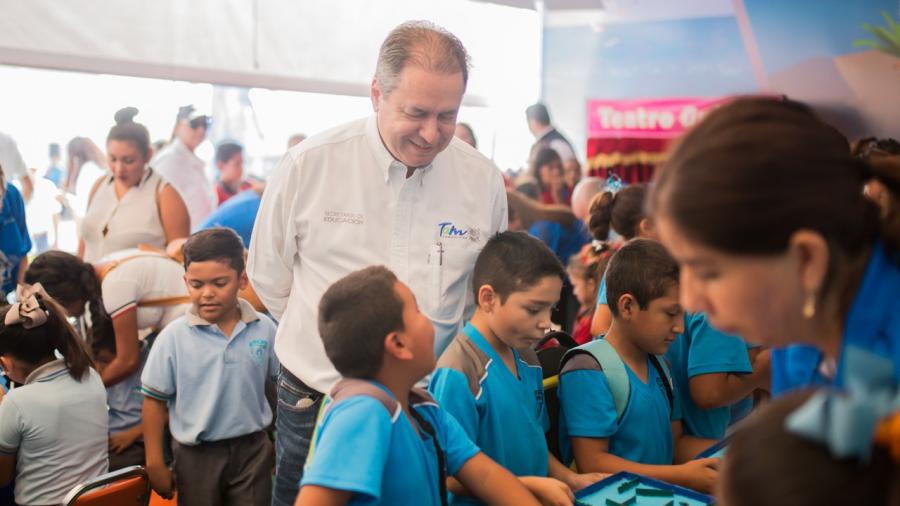 Encargado de la SET recorre con alumnos la Feria Tam 2019