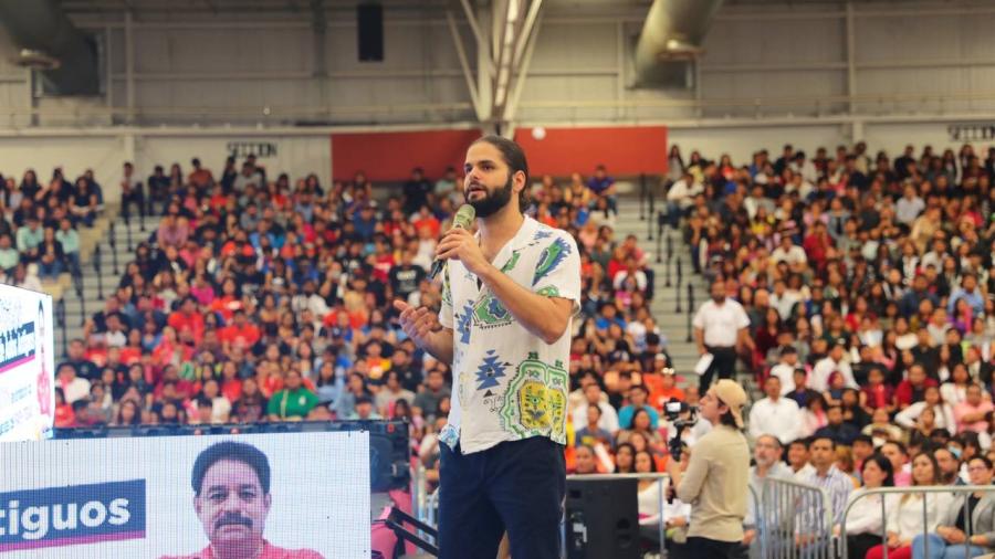 Miles de jóvenes neolaredenses abarrotan Polyforum en foro Renueva tu Mente