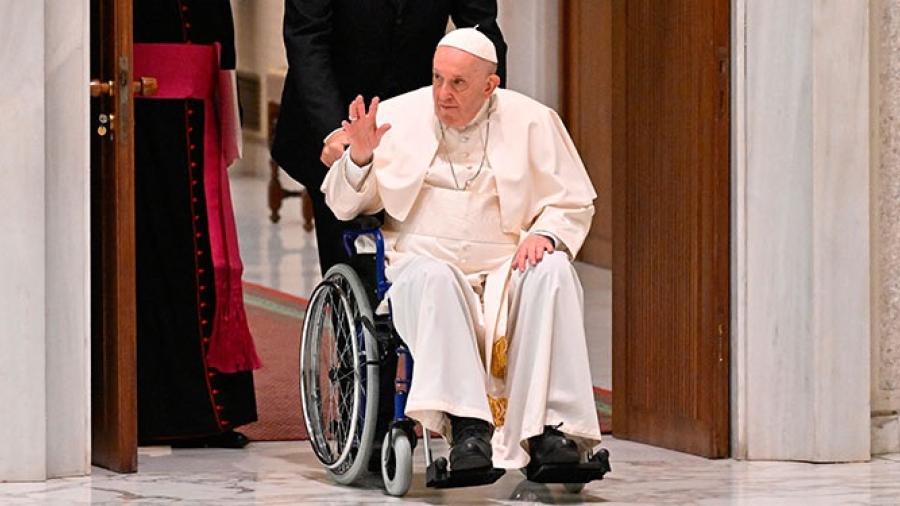 El papa se ausentará de procesión anual por dolor de rodilla