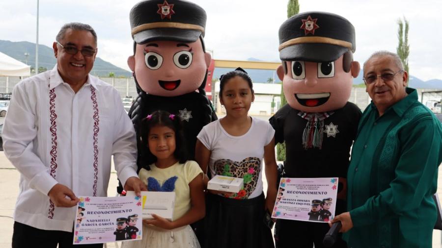 Entrega Guardia Estatal de Género reconocimiento a niñas ganadoras del concurso para nombrar a botargas oficiales de la SSPT