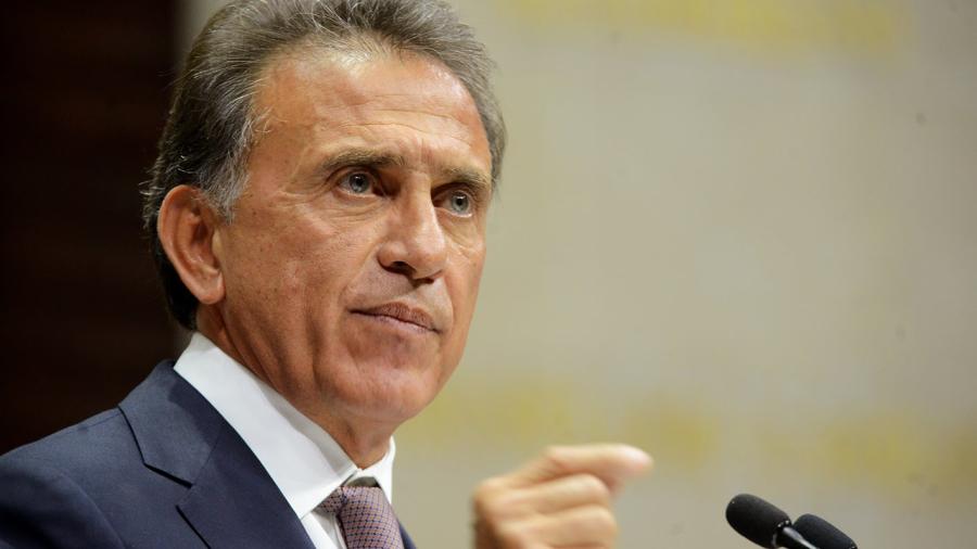 Suministran agua destilada a niños con cancer: Yunes