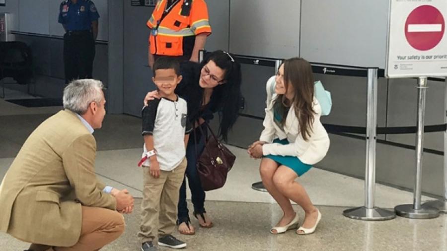 Ordenan acelerar reunión de padres y niños migrantes