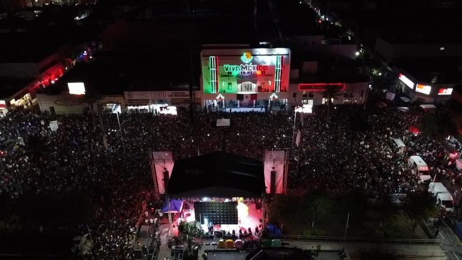 Acompañan 25,000 personas a Carlos Peña Ortiz en Grito de Independencia