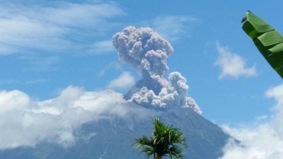 Entra en erupción volcán en Indonesia