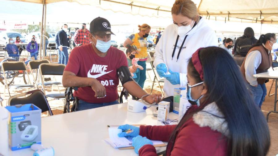 Neolaredenses se benefician con primer brigada médica del año