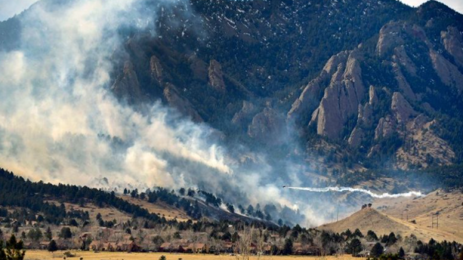 Desalojan más de mil viviendas por incendio forestal en Colorado