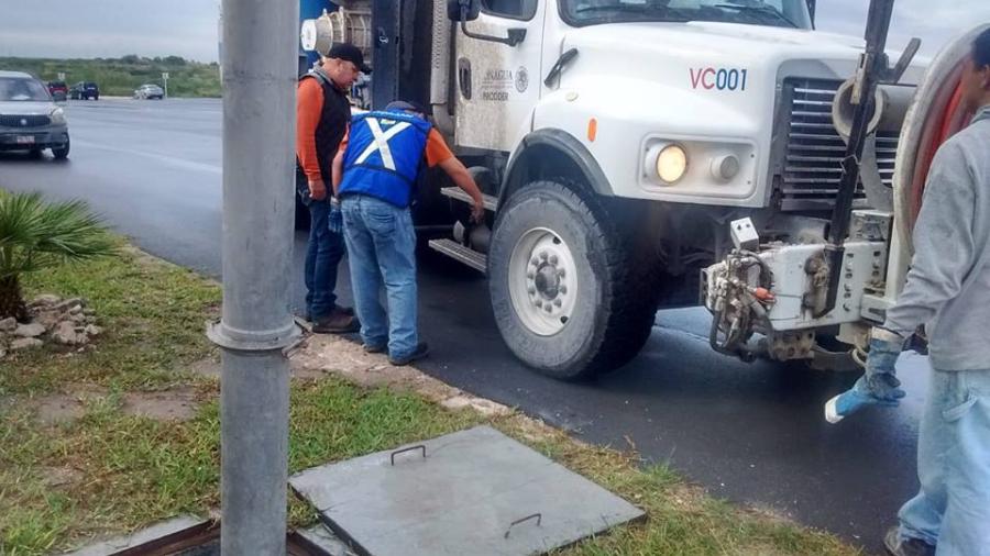 Comapa trabaja con equipo vactor