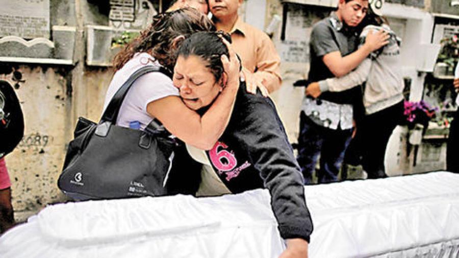 Familiares inician doloroso sepelio de las 37 víctimas de incendio en Guatemala 