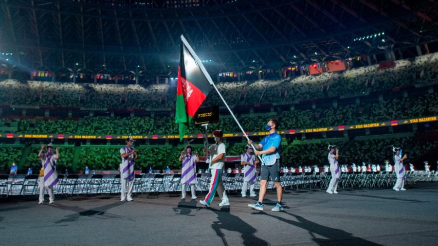 Bandera de Afganistan desfila sin deportistas en Tokio 2020