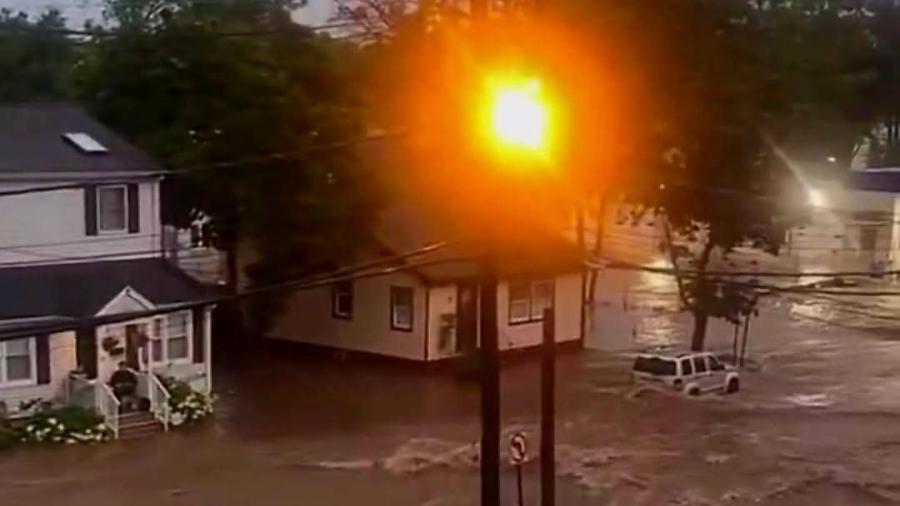 Inundaciones repentinas azotan el noreste de EU; declaran estado de emergencia en Nueva York y Nueva Jersey