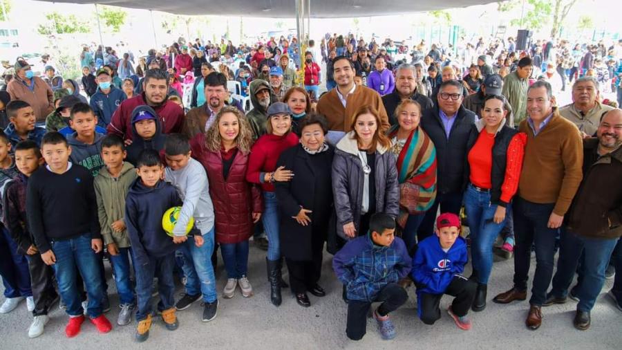 Lleva Alcalde regalos y beneficios a Periquitos