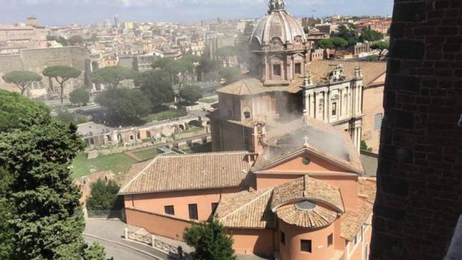 Se derrumba techo de iglesia en Roma