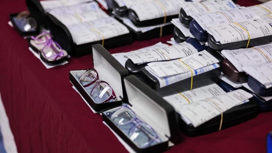 Entreg&oacute; Carlos Pe&ntilde;a Ortiz 350 lentes graduados, mediante Jornada de Salud Visual