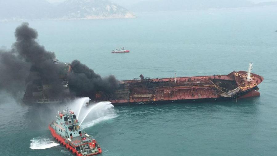 Buque petrolero explota frente costa sur de Hong Kong