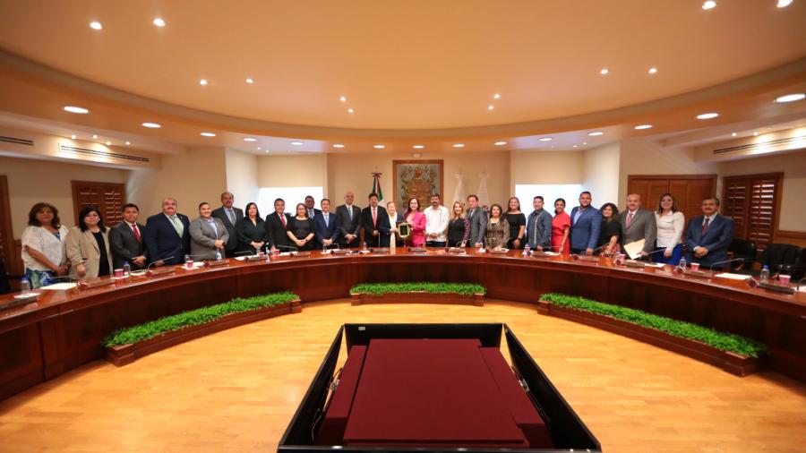 Entrega Gobierno Municipal reconocimiento a la señora Ninfa Deándar Martínez por 100 años de El Mañana