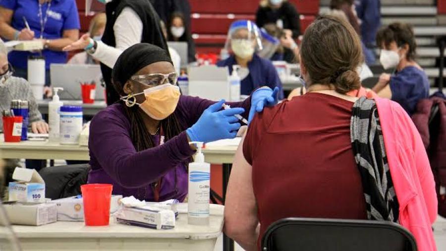 Aprovechan clínicas de vacunación para registro de votantes en McAllen