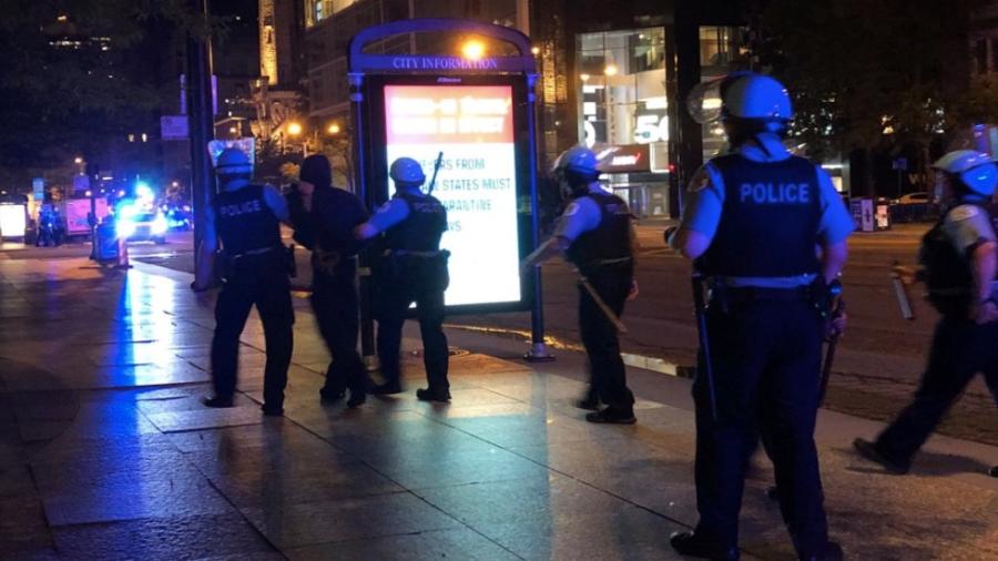 Violenta noche en Chicago deja 100 detenidos y más de 10 policías heridos