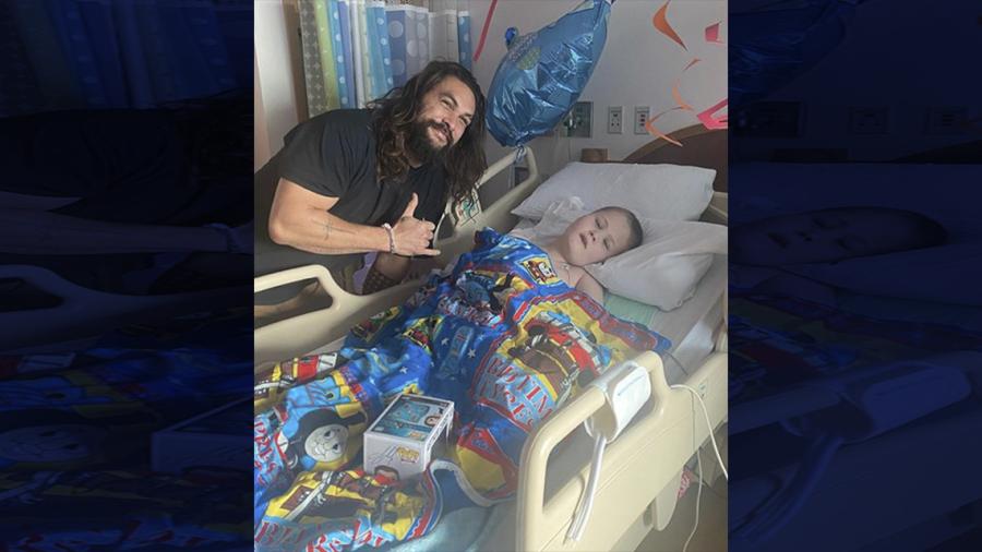 Jason Momoa sorprende a niños en hospital infantil de Pittsburgh