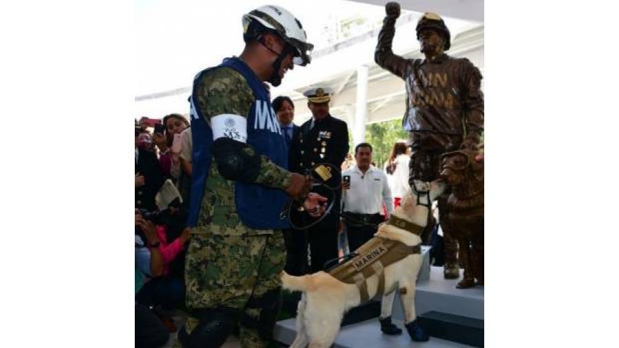 Develan estatua de Frida, la perrita rescatista del 19S, en Puebla