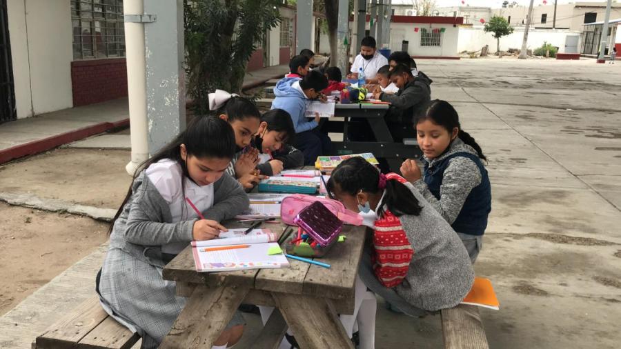 Por seguridad toman clases en el patio
