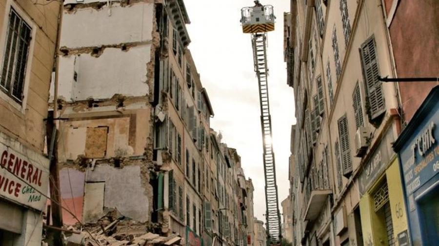Se hunden dos edificios habitados en puerto francés de Mar