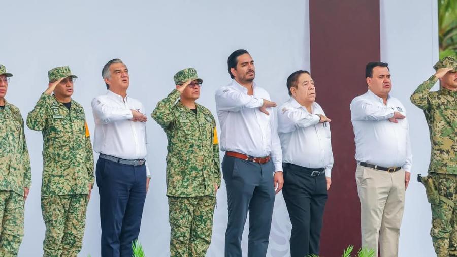 Presidió Gobernador Américo Villarreal Anaya Honores a la Bandera acompañado por el Alcalde Carlos Peña Ortiz y el General Brigadier DEM Fernando Colchado Gómez
